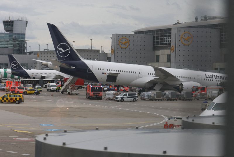 米ボーイング機の前脚破損、独フランクフルト空港　乗務員ら数人負傷