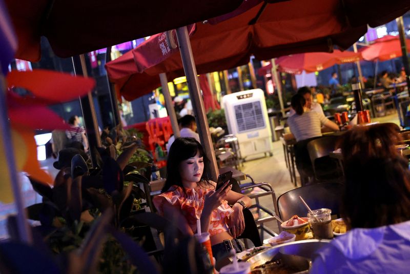 アングル:中国で広がる「付き添い経済」、登山から外食まで有料で相手サービス