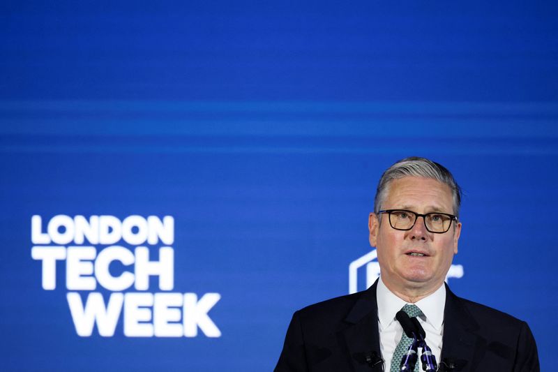 子どものスマホの裸画像ブロックを、英首相がIT大手に要求