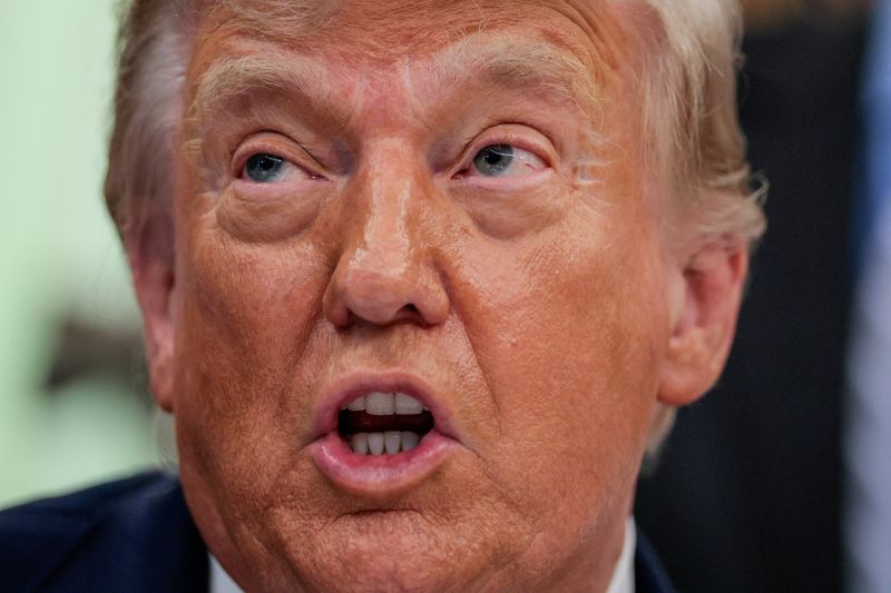 トランプ氏、イランを「激しく攻撃」と警告 原油入手とも主張