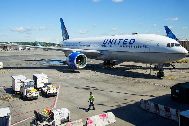 アングル:航空会社の機内Wi―Fi競争過熱、スターリンクとアマゾンが主導権争い