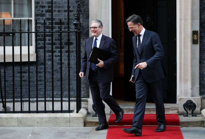 英首相、NATO首脳会議前に防衛投資計画公表へ 事務総長と電話会談