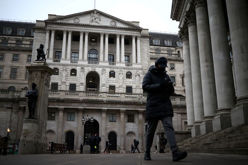 英中銀、7対2で金利据え置き決定 総裁「インフレ高進続く」