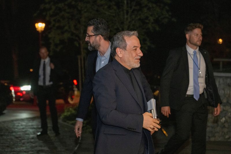イランとオマーン、ホルムズ海峡の管理巡り協議へ＝アラグチ外相