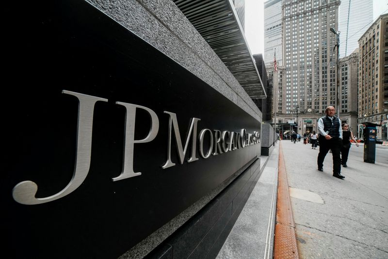 JPモルガン、26年末の金価格予想を4500ドルに下方修正
