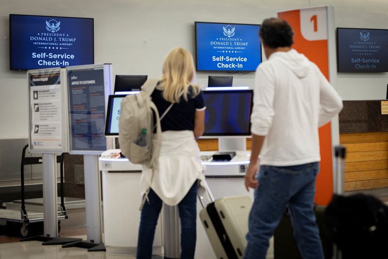 米フロリダに「トランプ国際空港」、パームビーチから正式改称