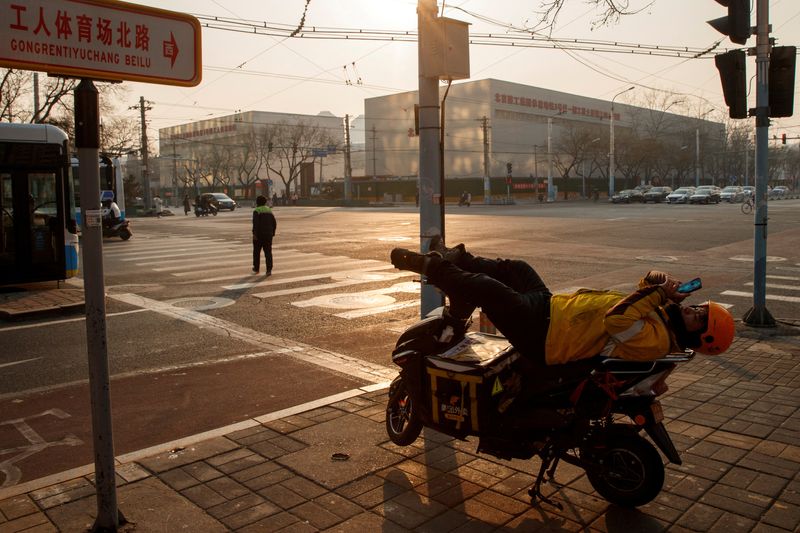 アングル:中国で急成長のギグエコノミー、労働市場の苦境隠し社会保障制度に負担