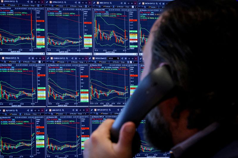 米国株式市場=続落、ハイテク株に売り ネトフリ7%安