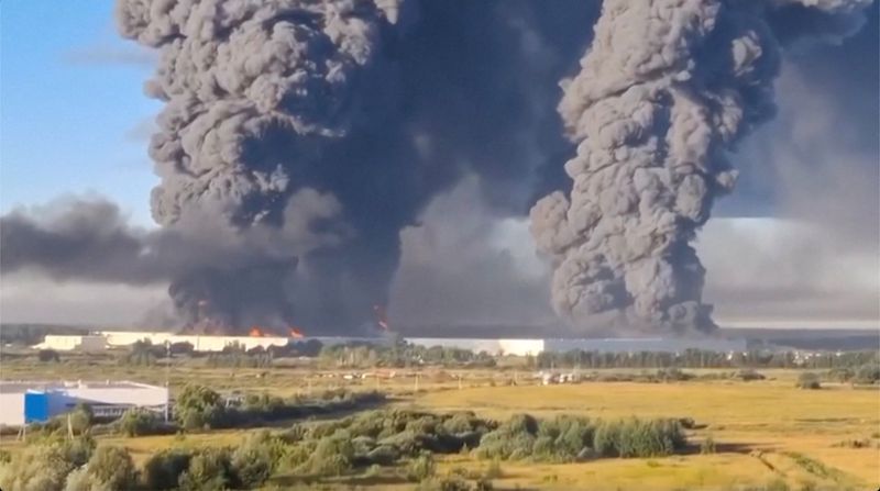ロシア通販大手の倉庫に無人機攻撃、7人死亡 石油施設で火災