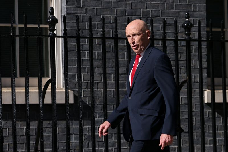 英財務相にヒーリー前国防相、外相にミリバンド氏=首相府