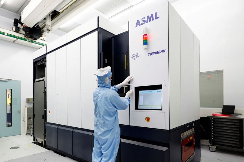 蘭ASML、27ー30年に在籍する従業員に追加報酬で引き留め