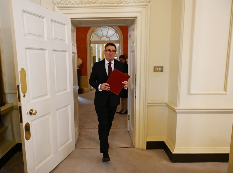 英新首相、電気料金負担減へ減税 早期施策の第一弾