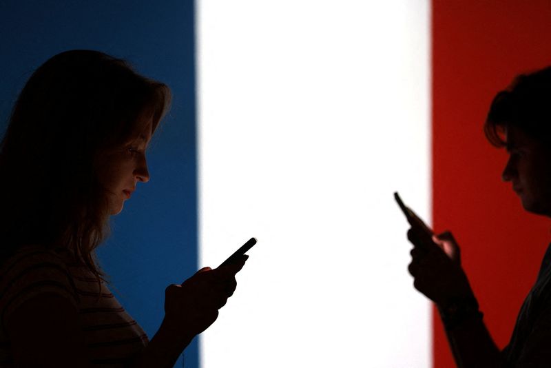 仏議会、15歳未満のSNS利用禁止法案を可決 豪州に続き欧州初