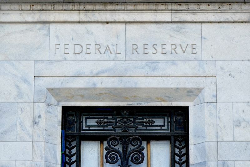 FRB、5会合連続で金利据え置き 3人が利上げ主張し反対