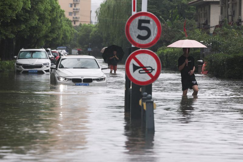 台風13号、中国東部に豪雨 上海で道路冠水・航空便4割欠航