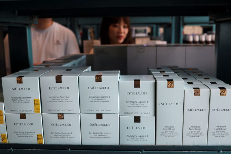 アングル:ブランドバッグより高級スキンケアを、変化する中国の高級品消費