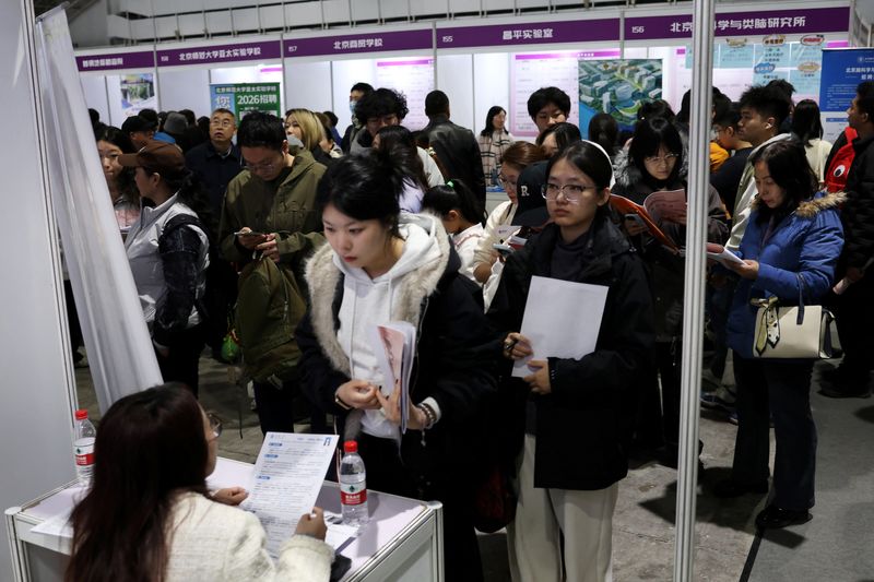 中国の若年失業率、7月は17.9% 11カ月ぶり高水準