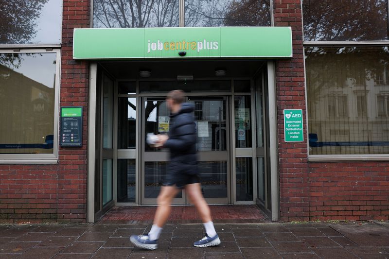 英企業の3割超、新卒・未経験者向け求人を削減=調査