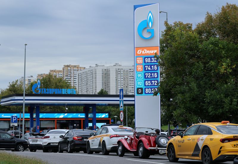 露の軽油禁輸9月まで延長へ、年内継続案も 製油所攻撃で=関係者
