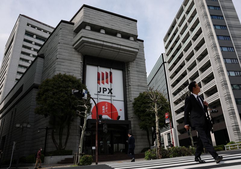午前の日経平均は小幅反発、半導体株や主力株の上昇が支え