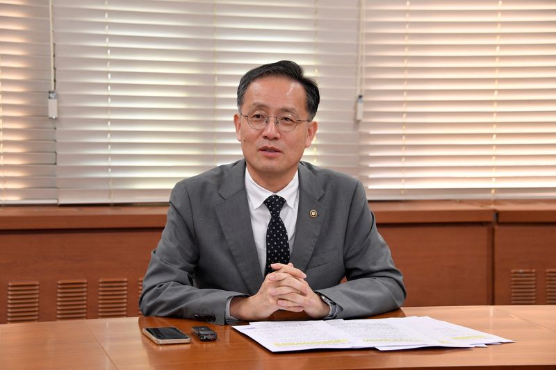 韓国の内閣改造、財政経済相に李氏指名 国防相も交代