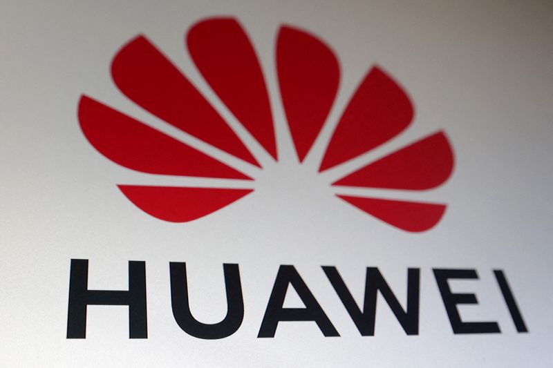 中国ファーウェイ、新型折り畳み式スマホ発表 高級市場競争激化