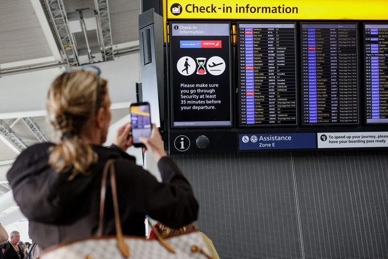 英航空便が運航再開、管制障害で混乱 正常化には時間