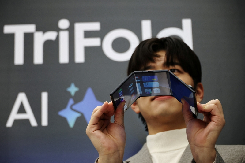 サムスン電子、折り畳みスマホ宣伝強化 アップルの攻勢に対抗