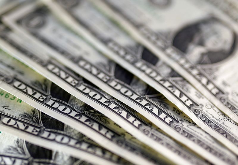 午後3時のドルは155円前半、原油高で一時買い優勢も 次第に様子見