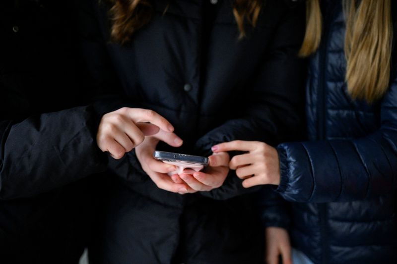 欧州委、13歳未満のSNS禁止を提案 「EU子ども法案」