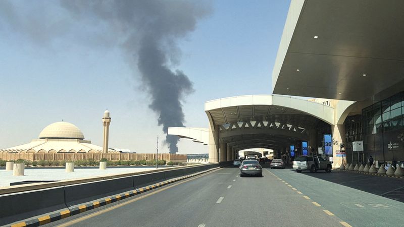 フーシ派がサウジ首都リヤド攻撃、空港近くで炎と煙