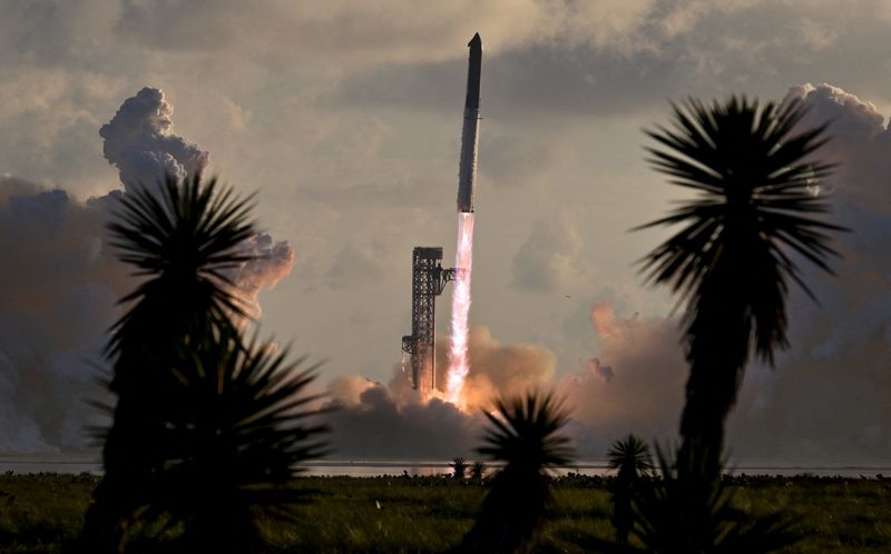 スペースXの「スターシップ」、初の軌道到達 衛星26基展開