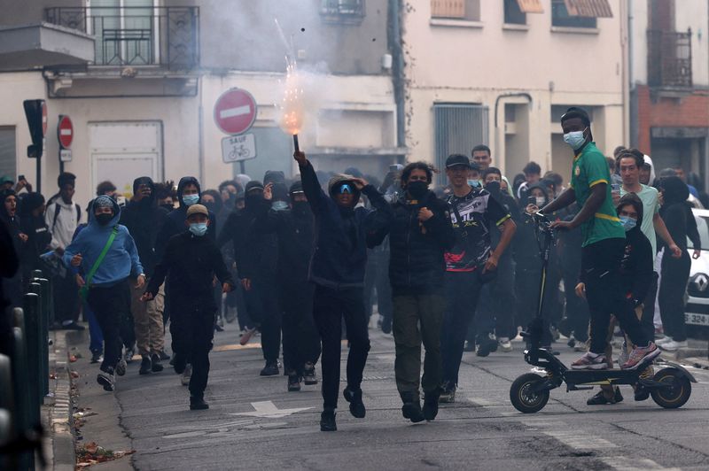 仏各地で高校生のデモ激化、機動隊と衝突 逮捕者5000人に