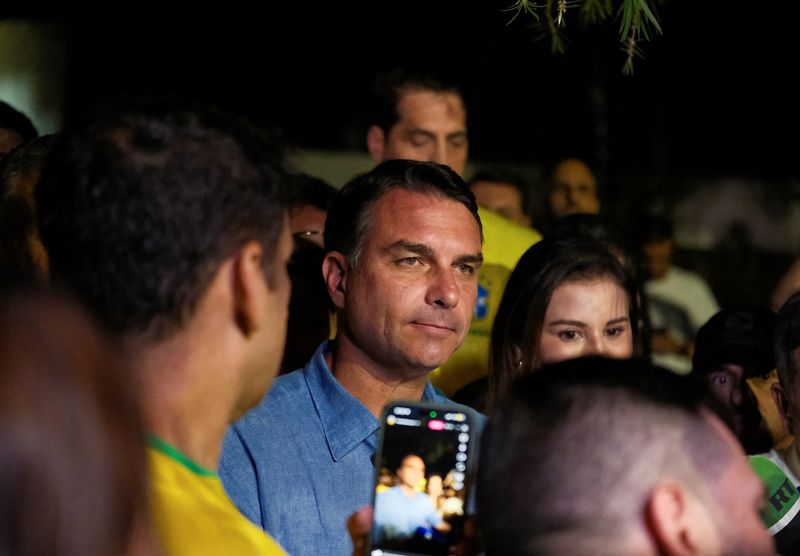 ブラジル大統領選、ボルソナロ氏が予想外の首位 ルラ氏と決選投票へ