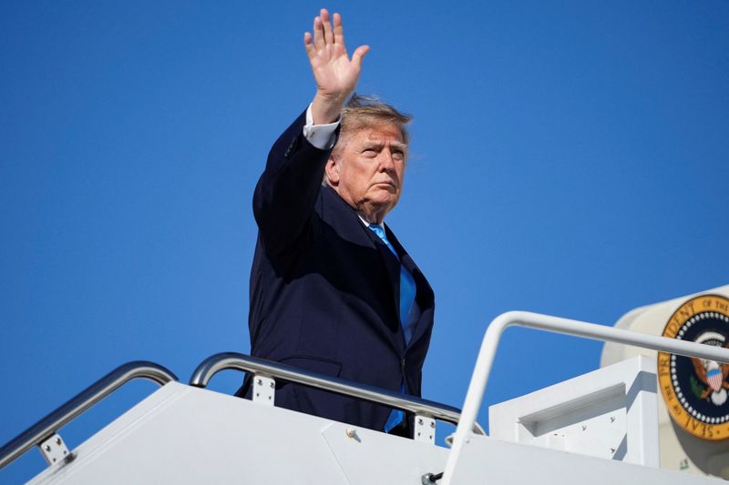 トランプ氏支持率32%、過去最低水準 無党派層も民主党に傾斜=調査