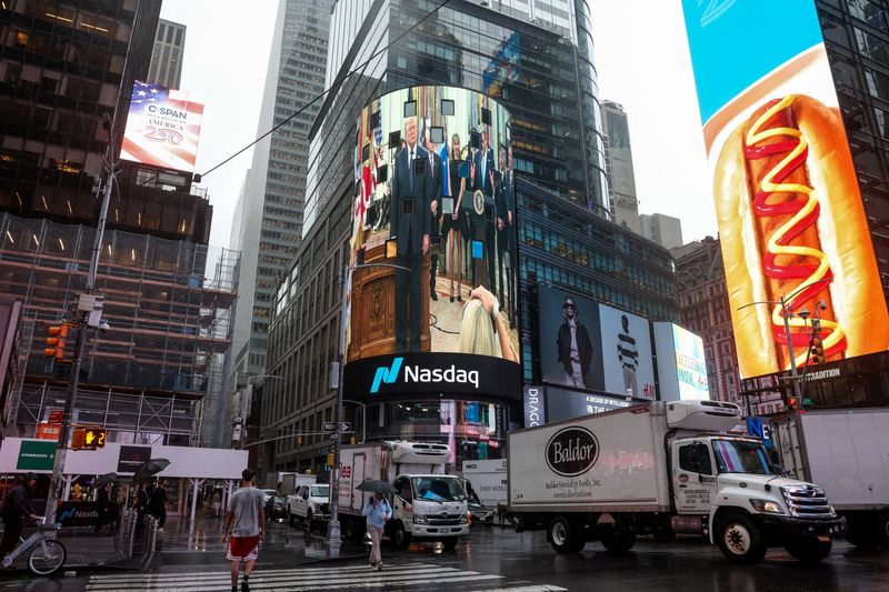 米国株式市場=ナスダック続落、半導体株安続く 銀行決算まちまち