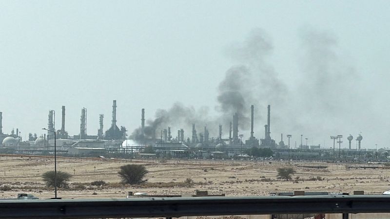 サウジアラムコ本社付近で爆発音、リヤドでも警報発令