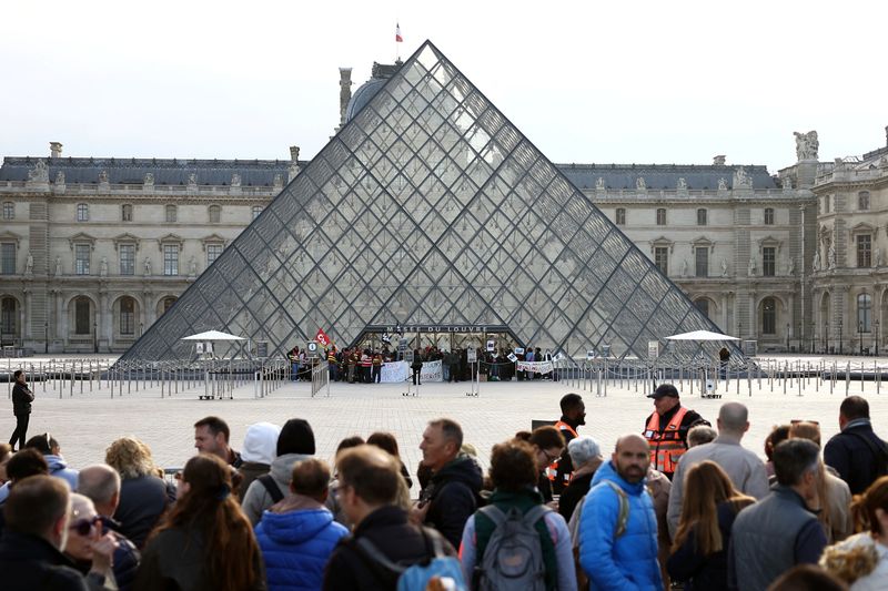 NY外為市場=ユーロ下落、仏財政懸念で ドルはAI株反発で上昇