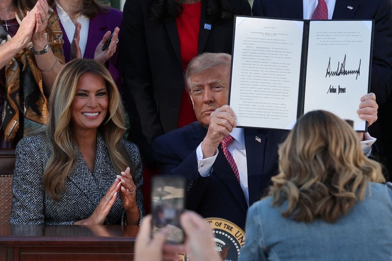 トランプ氏、女性の健康に関する大統領令署名 NIHに新部門創設へ