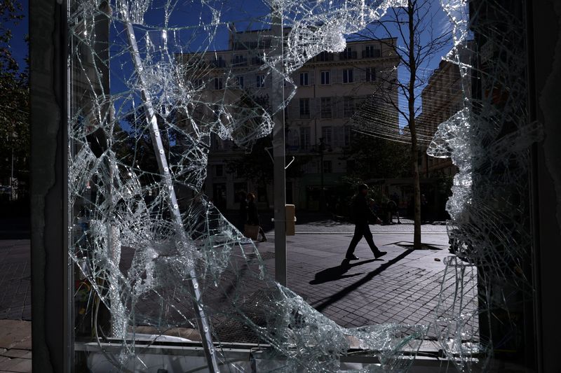 仏「黄色いベスト」、24日にパリでデモ 政権は暴動防止を言明