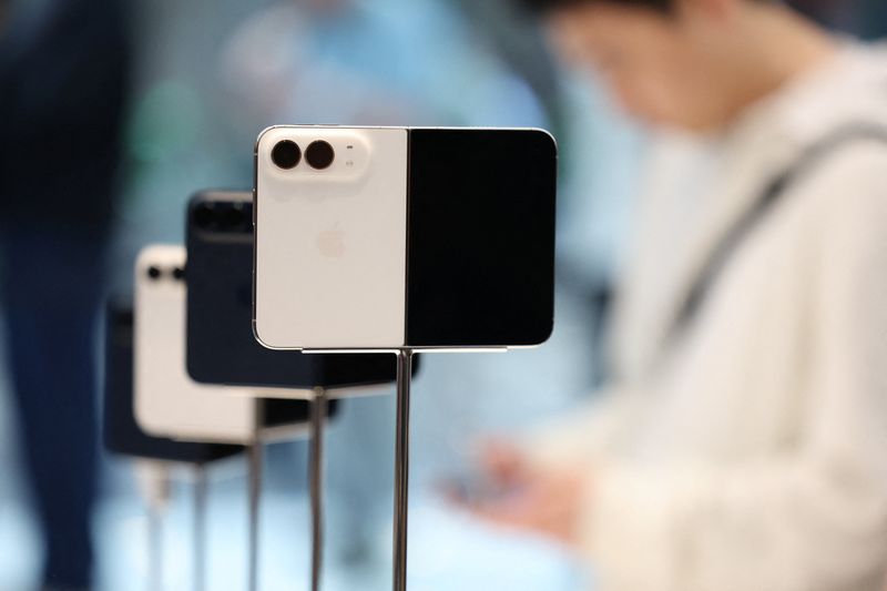 アップル、初の折り畳み型iPhone「デュオ」発売 予約は好調