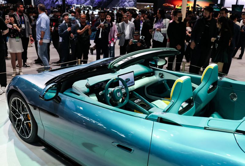 中国の国内乗用車販売、27年は2%増へ 26年低迷から回復